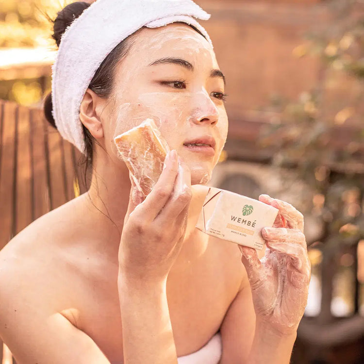 Empfindlichehaut Mango Seife Frontansicht Anwendung im Gesicht