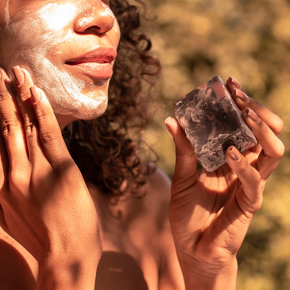 Frauengesicht und Wembe Acai Seife 