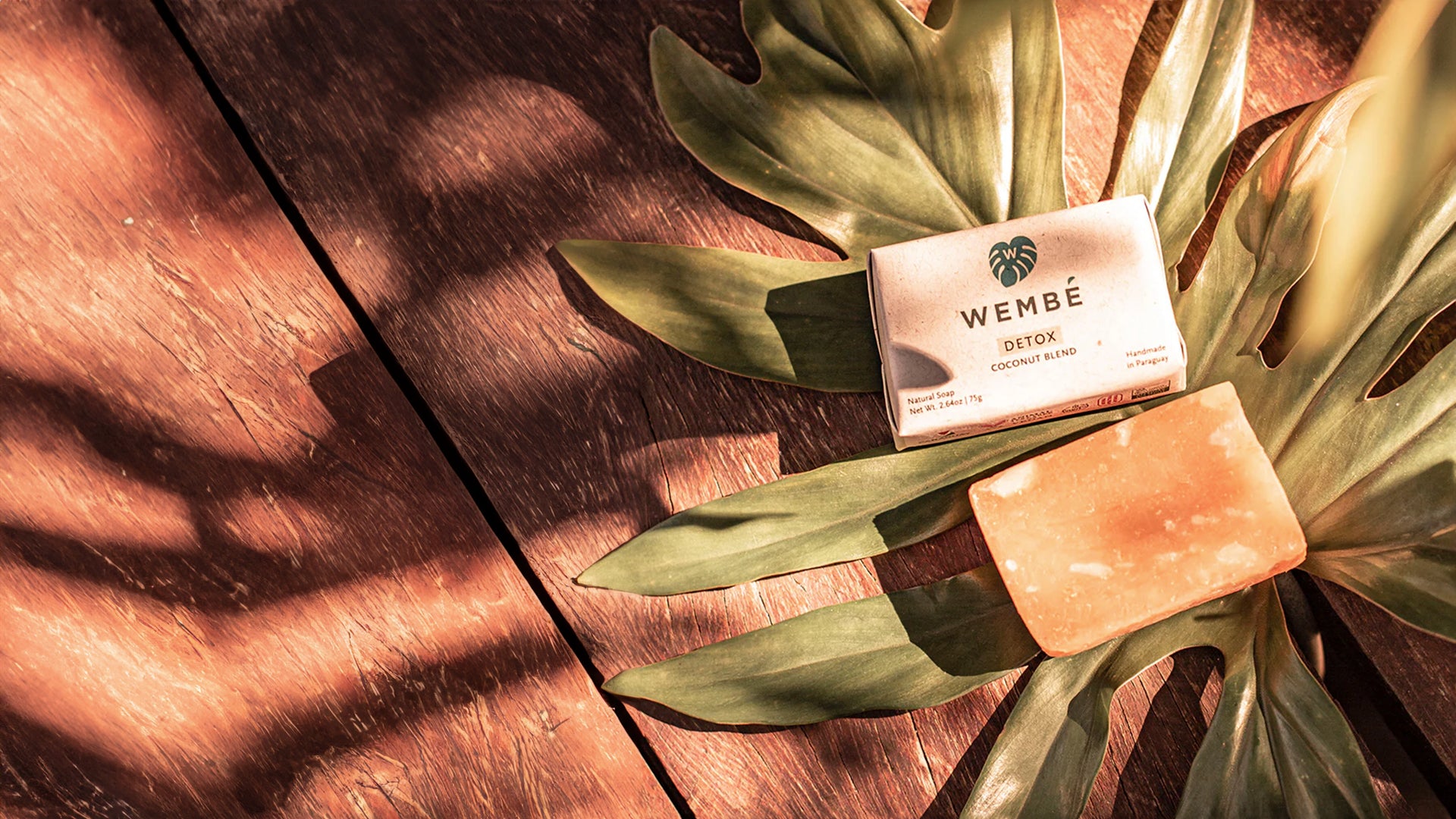 Wembe Detox Seife liegt auf einer pflanze