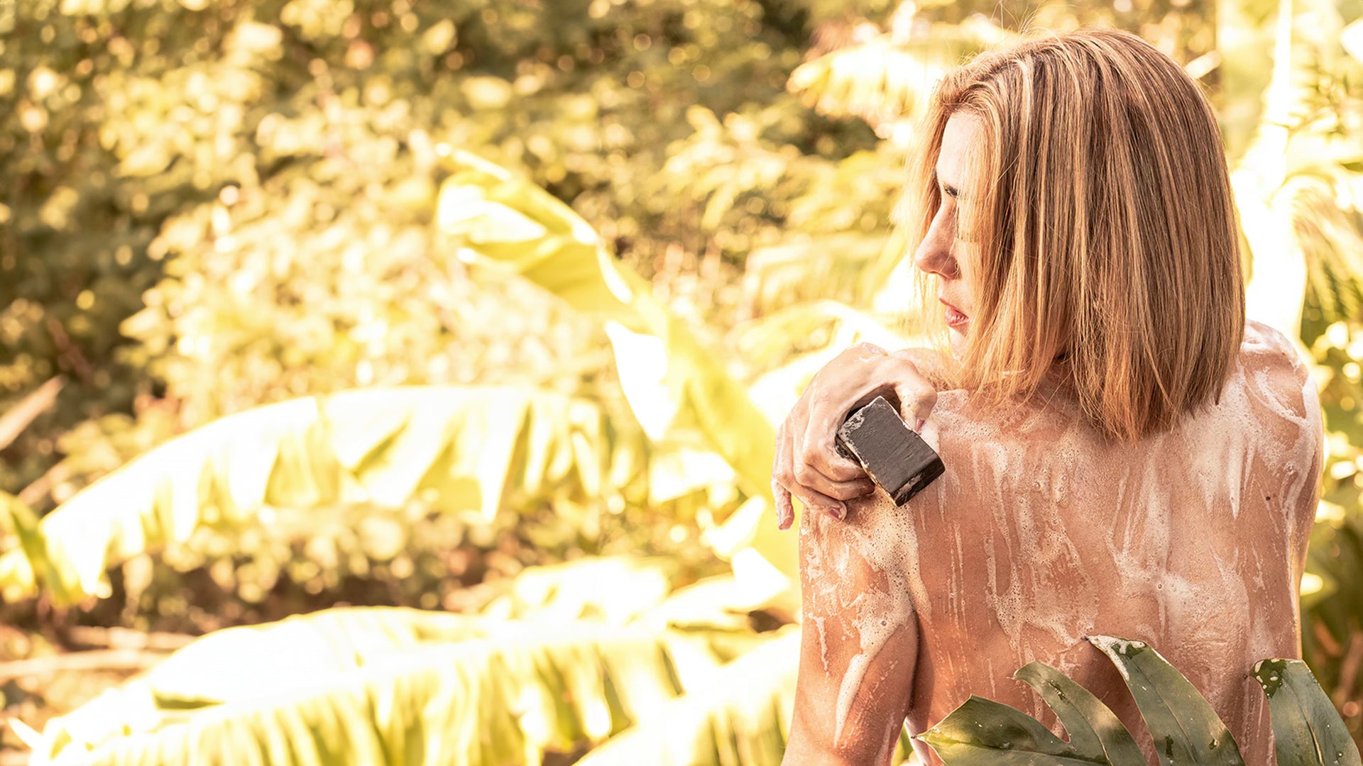 Blonde Frau nutzt wembe Schoko seife