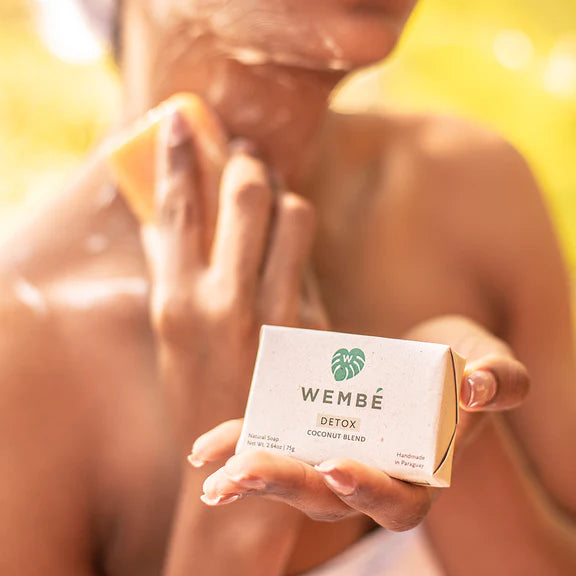 Wembe Detox Seife in Frauenhand 