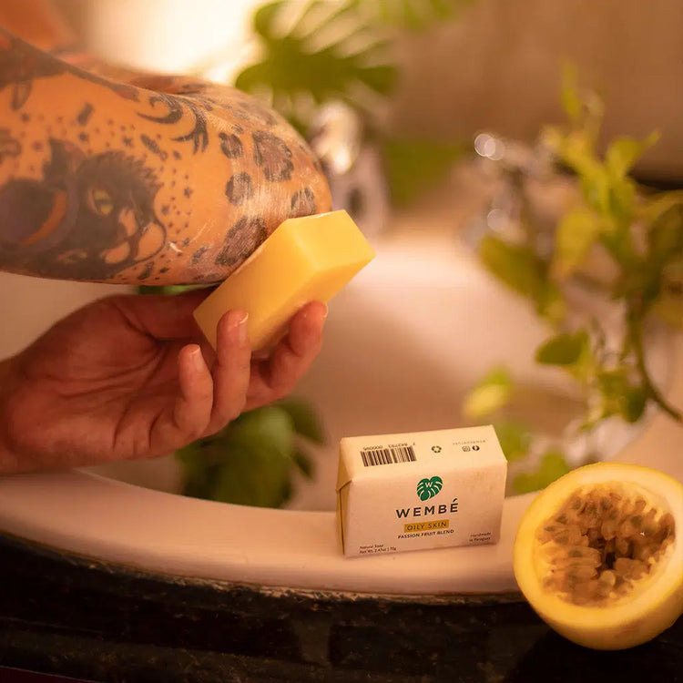 Fettige Haut Passionsfrucht Seife in Anwendung