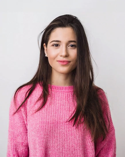 Frau mit dunkelbraunen Haaren 