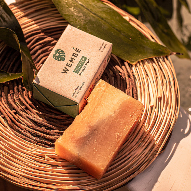 Seabreeze Algen Seife neben Pflanzen