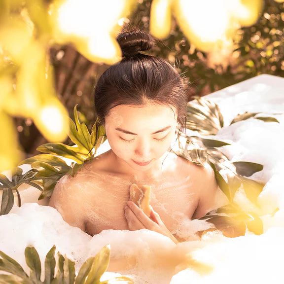 Frau in Badewanne mit Wembe Seife