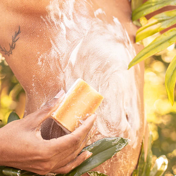 Frau nutzt trockene-haut-pfefferminz-mischung-seife